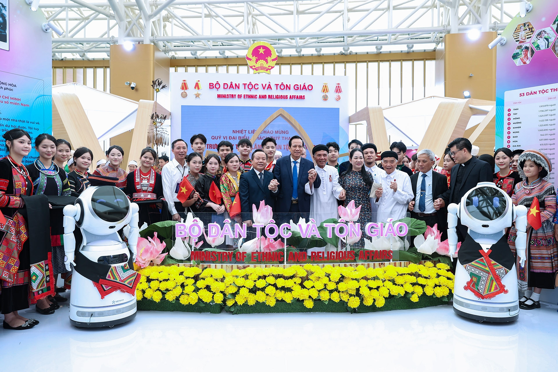 Bộ trưởng Đào Ngọc Dung thăm không gian trưng bày đậm chất dân tộc, tôn giáo