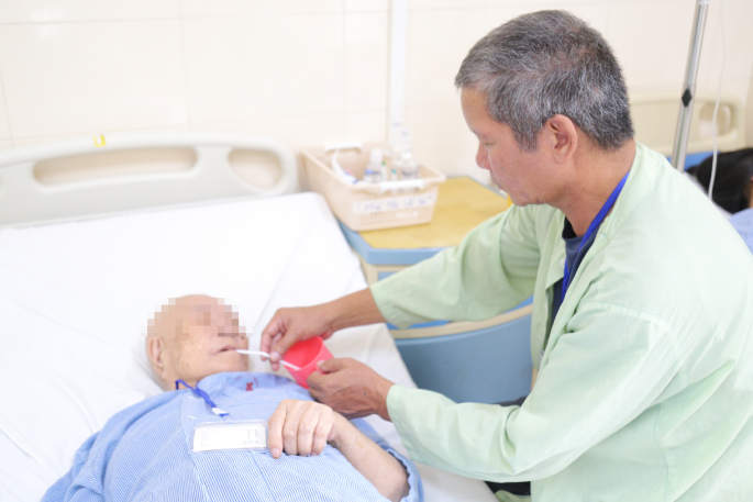 Cụ bà 96 tuổi mổ ung thư, gần như không mất máu