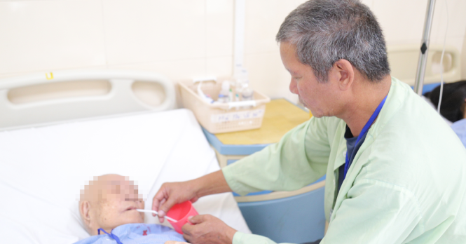 Cụ bà 96 tuổi mổ ung thư, gần như không mất máu