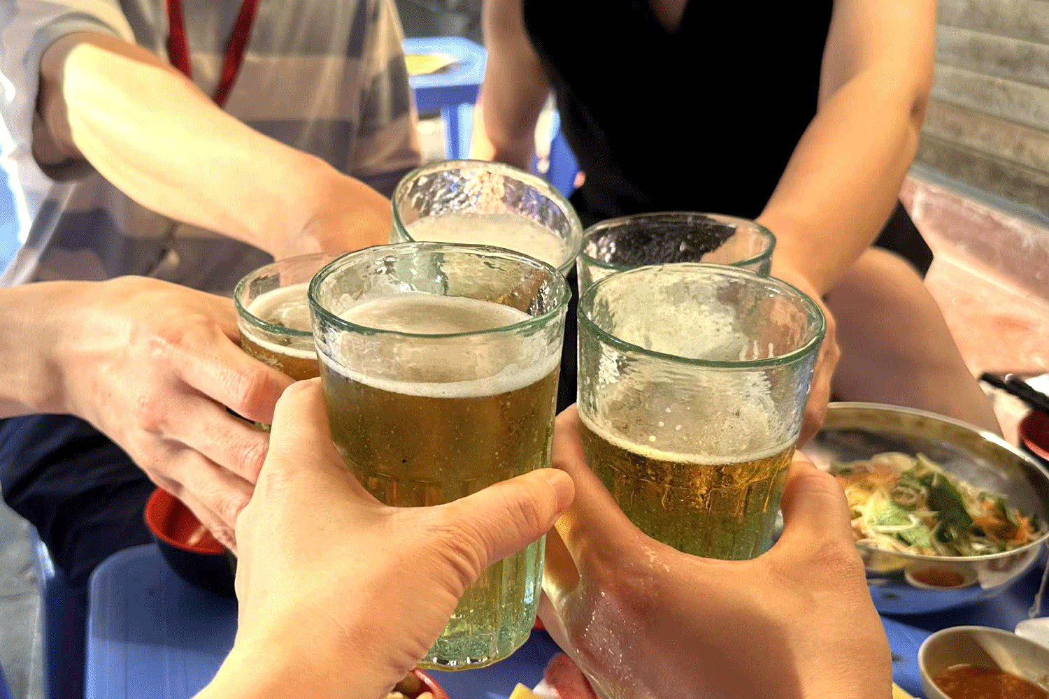 Điều gì xảy ra với sức khỏe khi uống bia sau tập luyện trong 4 tuần?