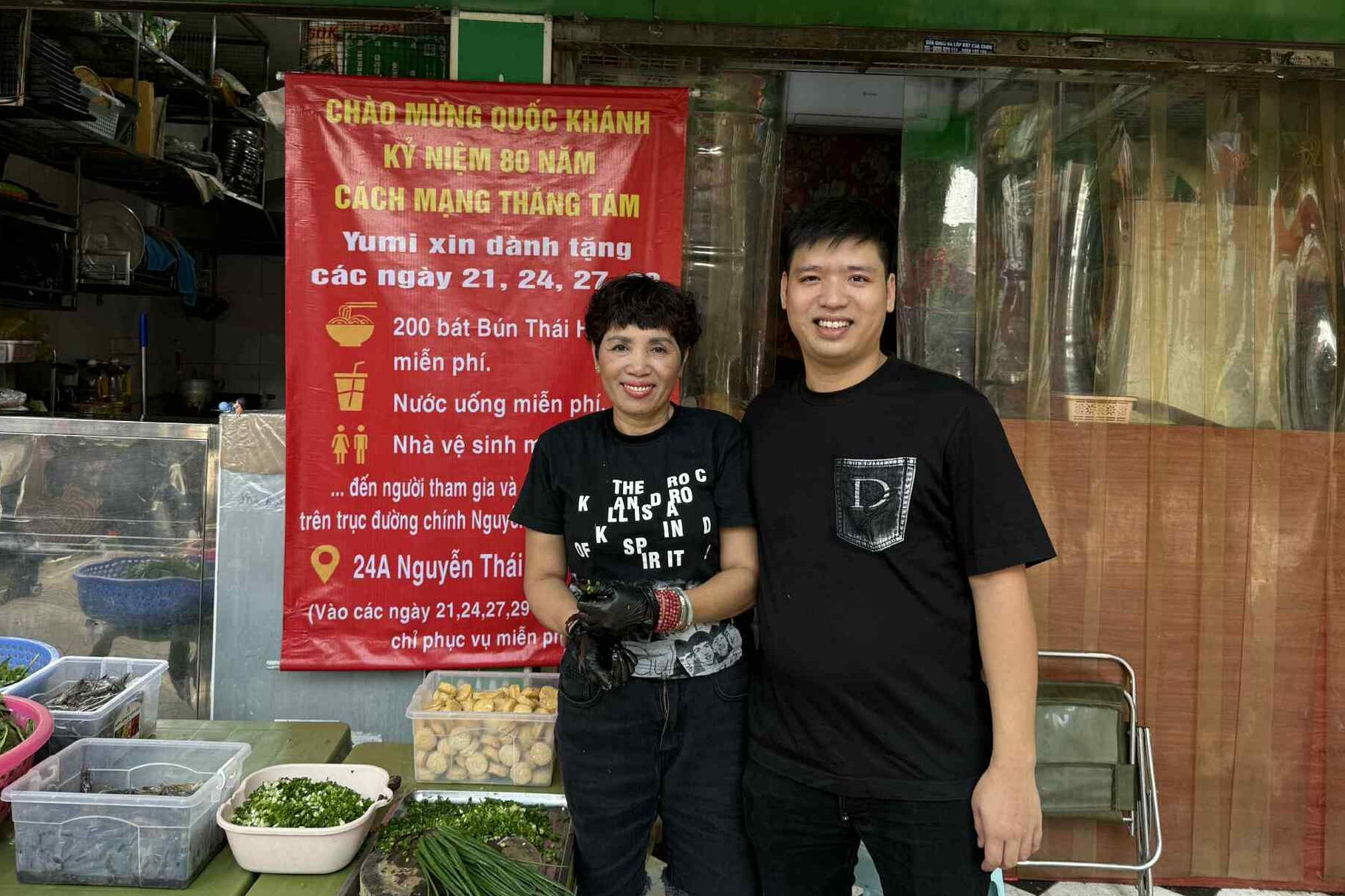 Gia đình Hà Nội nấu 200 bát bún hải sản dành tặng bà con xem duyệt diễu binh