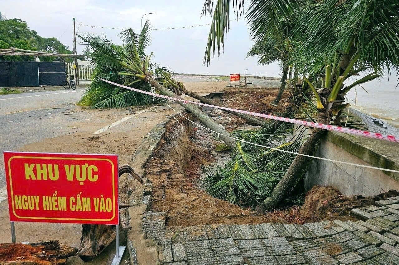Hàng trăm mét bờ kè biển bị sụt lún ở Thanh Hóa