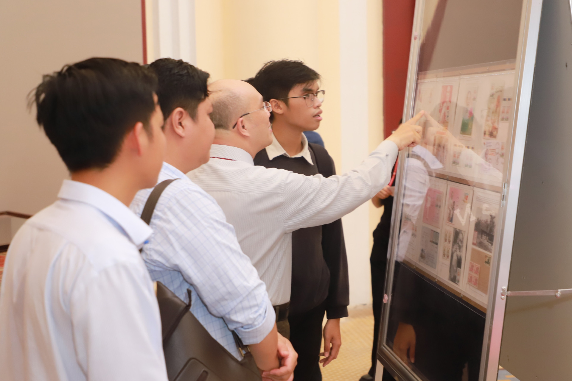 Hành trình 25 năm sưu tập chuyên đề hình ảnh Việt Nam trên tem thế giới