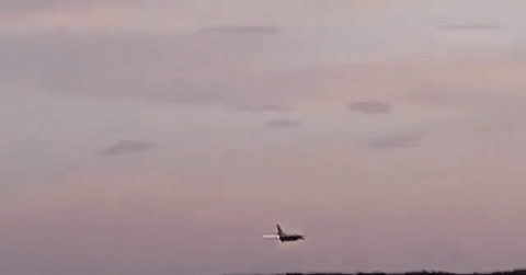 Khoảnh khắc tiêm kích F-16 lao xuống đất bốc cháy, phi công thiệt mạng