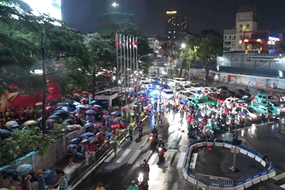 Người dân đội mưa xếp hàng kín các phố, quyết thức xuyên đêm chờ xem diễu binh