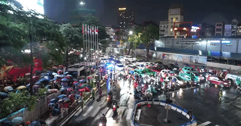 Người dân đội mưa xếp hàng kín các phố, quyết thức xuyên đêm chờ xem diễu binh