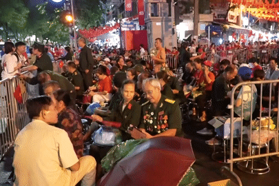 Người dân thức xuyên đêm chờ xem diễu binh, Công an phường có hành động ấm lòng