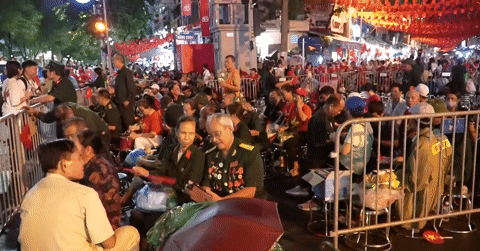 Người dân thức xuyên đêm chờ xem diễu binh, Công an phường có hành động ấm lòng