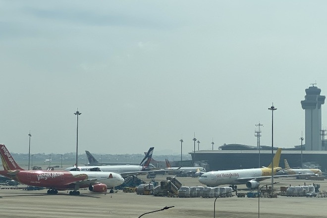 Nỗi lo trên bầu trời Tân Sơn Nhất: 27 lần máy bay bị laser và drone 'tấn công'