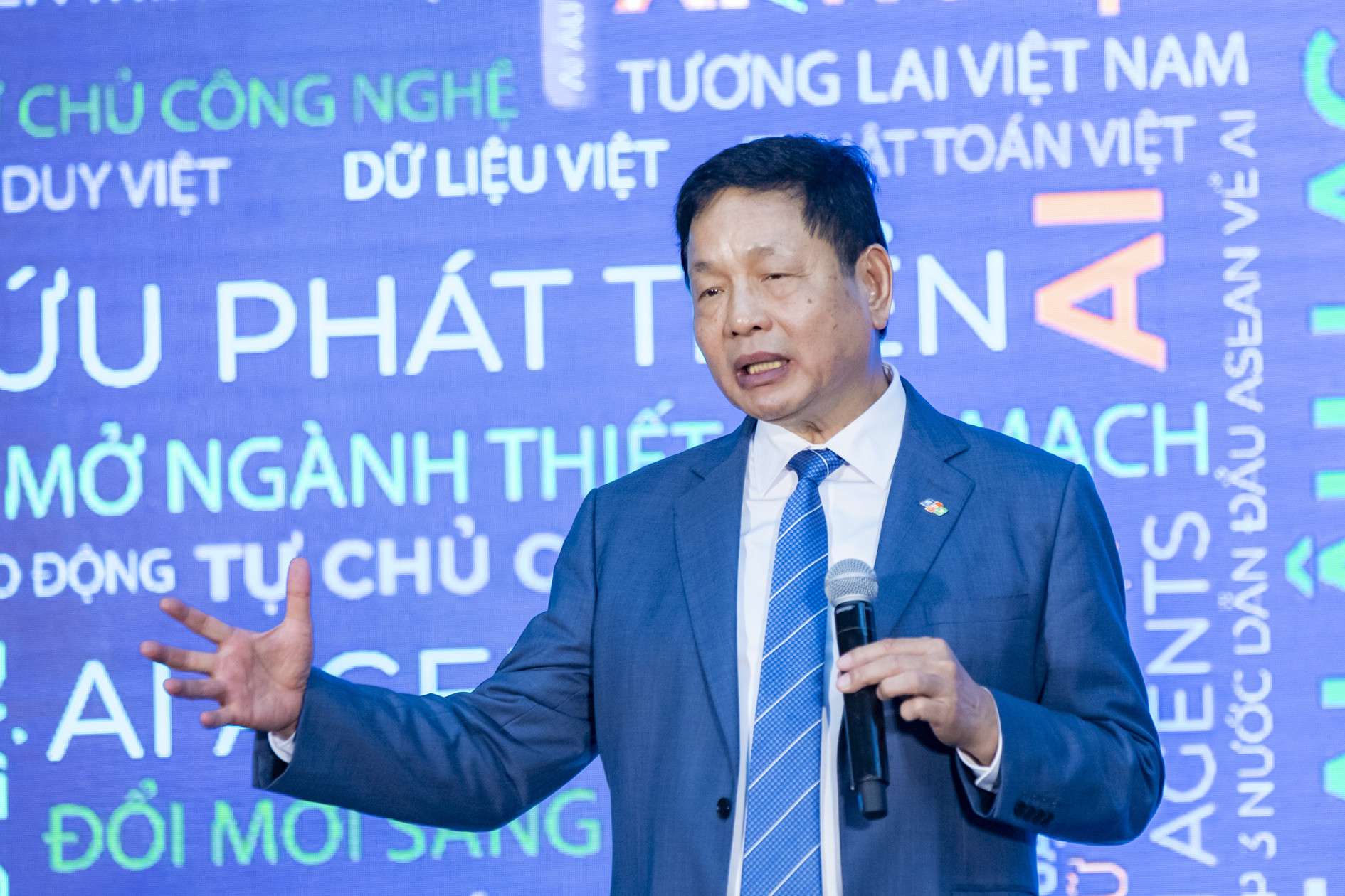 លោក Truong Gia Binh.JPG