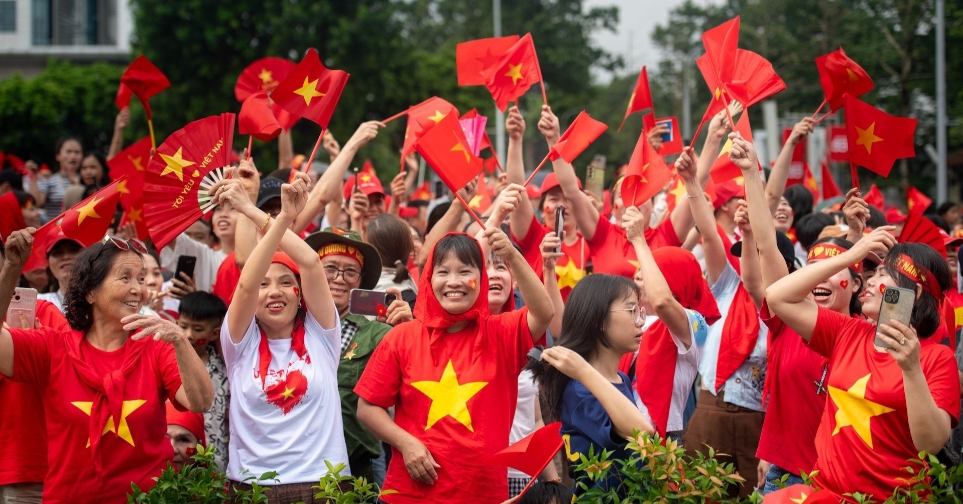 Tặng 100.000 đồng cho toàn dân ăn Tết Độc lập v...