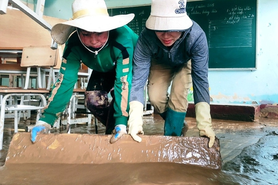 Thầy cô gạt bùn đất từ lớp học, chuẩn bị đón học sinh vào khai giảng