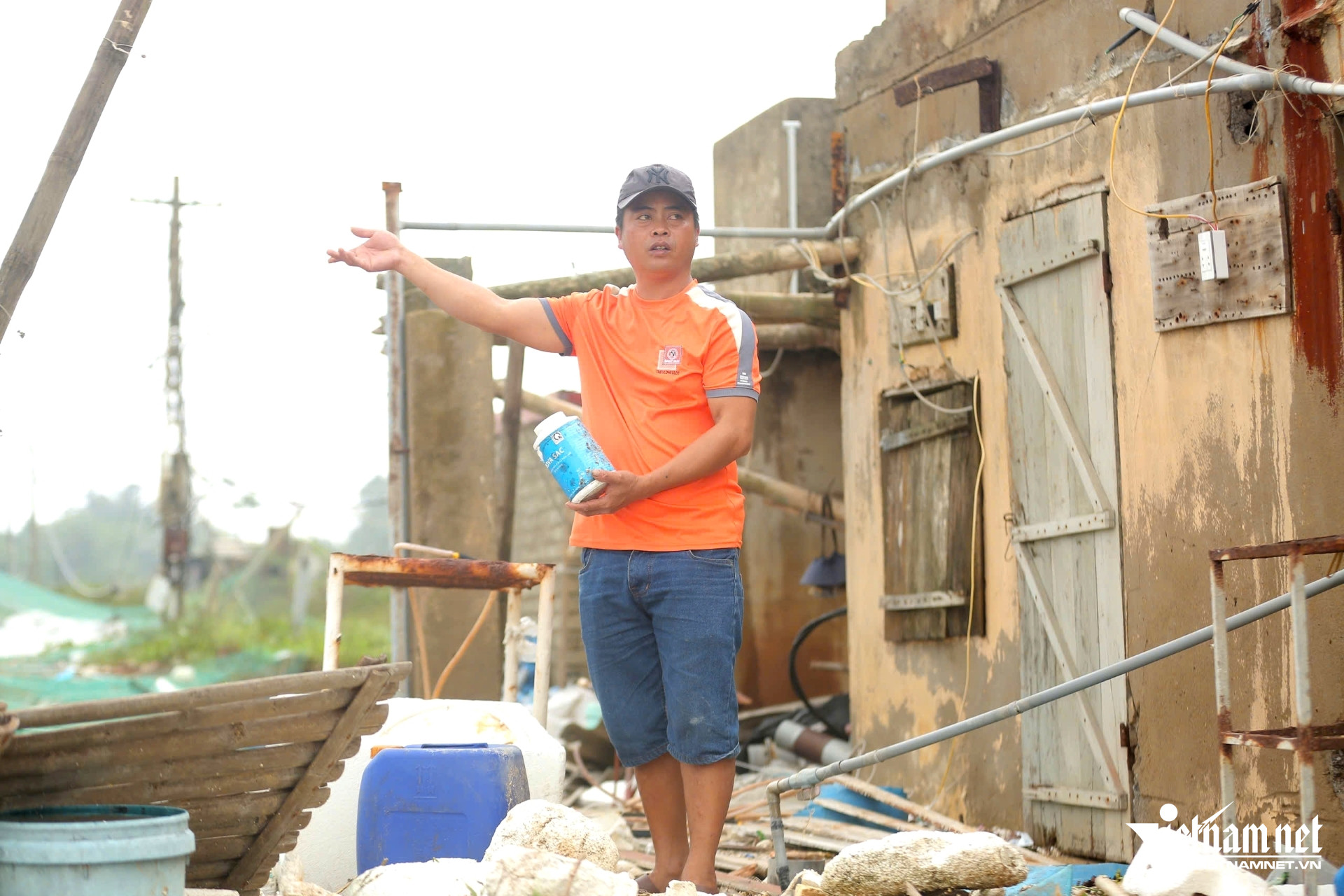 W-a2Người nuôi tôm ở Thanh Hóa thiệt hại.jpg