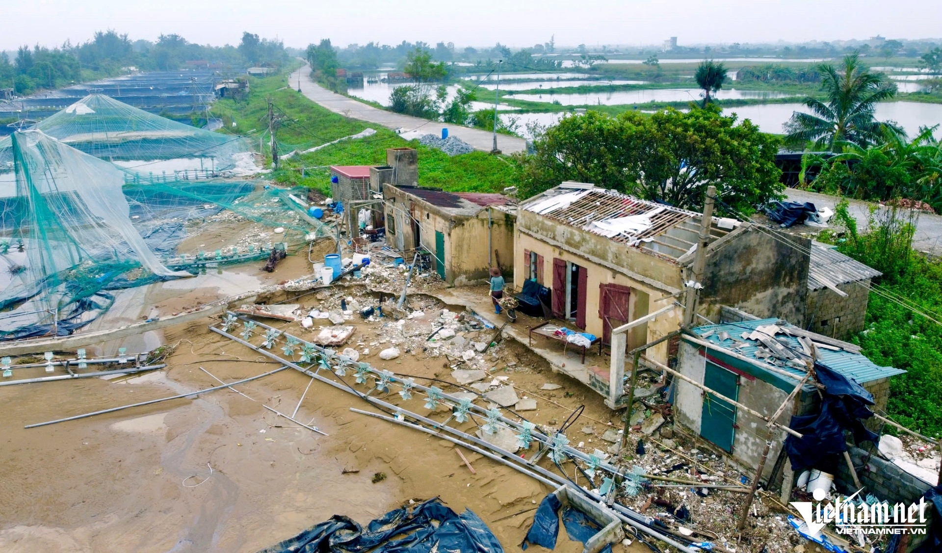 W-a5Người nuôi tôm ở Thanh Hóa thiệt hại.jpg