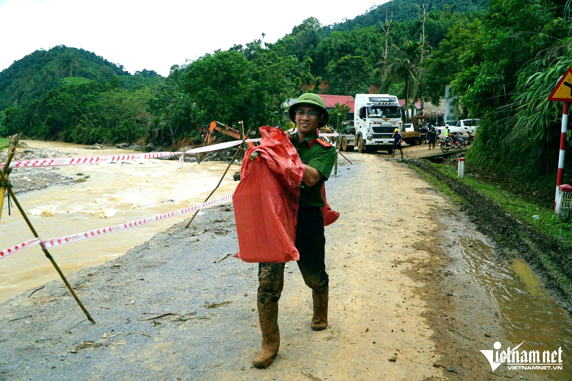 W-a8Hàng trăm hộ dân ở xã vùng núi Thanh Hóa.jpg