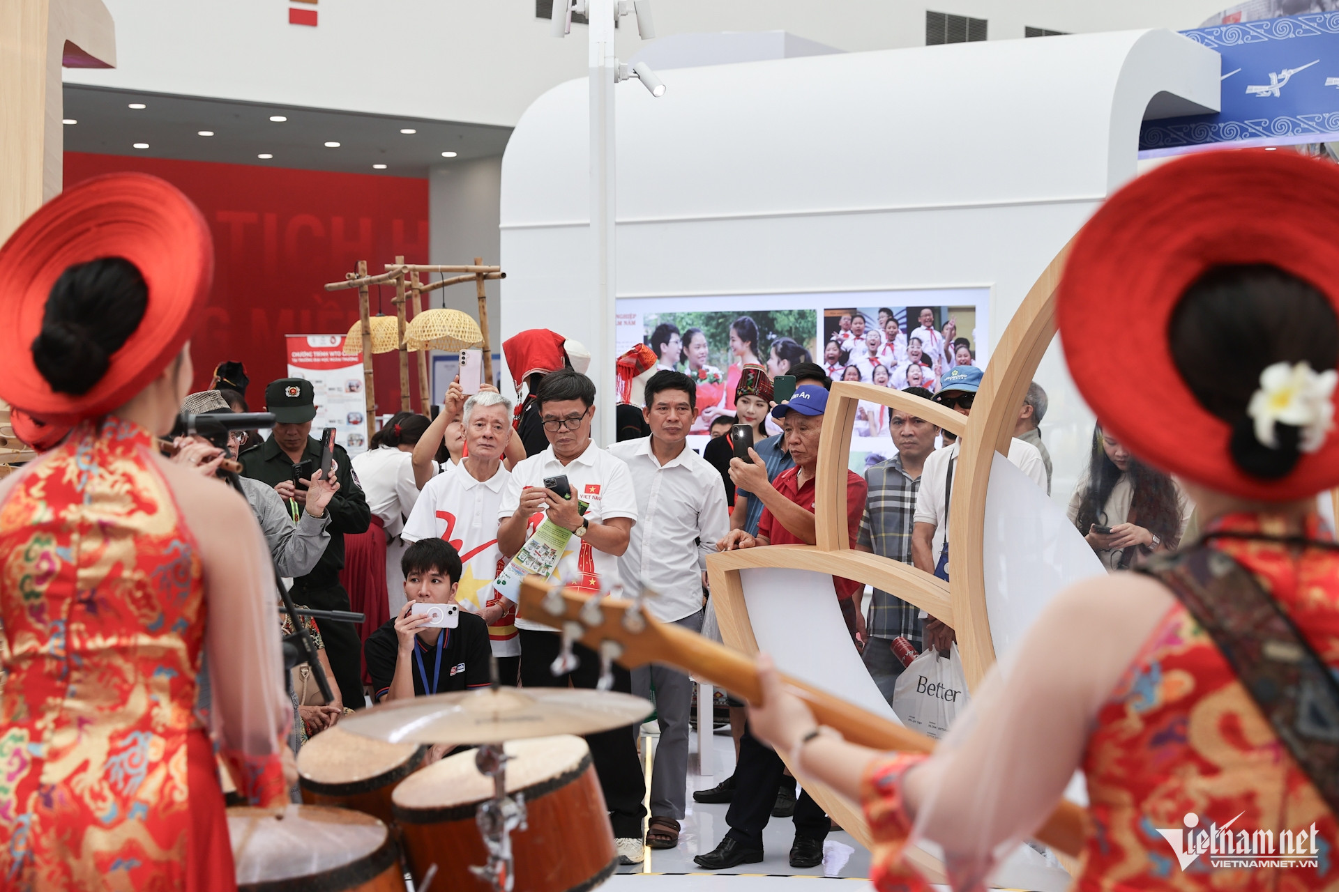 W-Nguoi dan hao huc trai nghiem.jpg