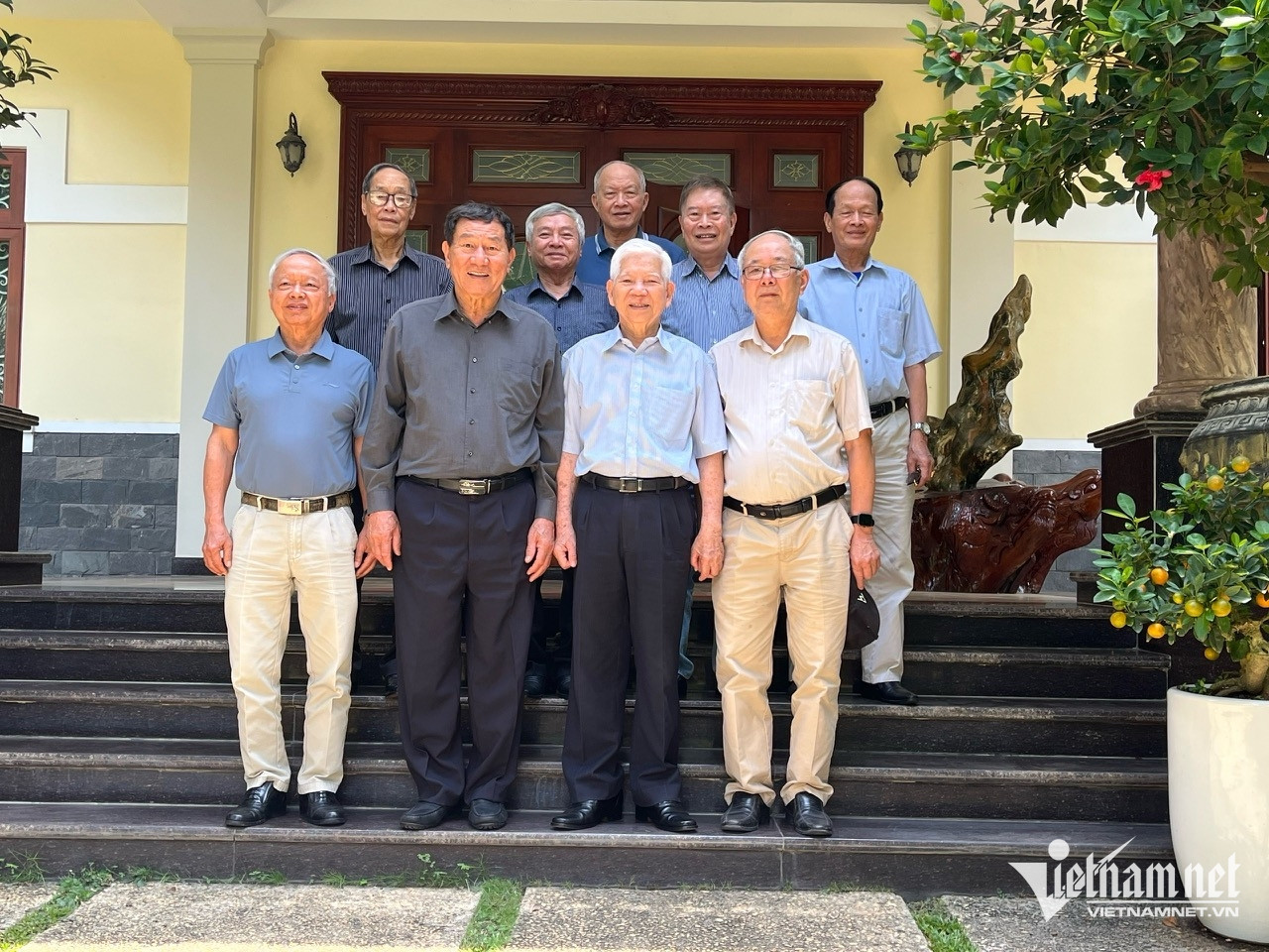 W-phi công bay vào sài gòn.jpg