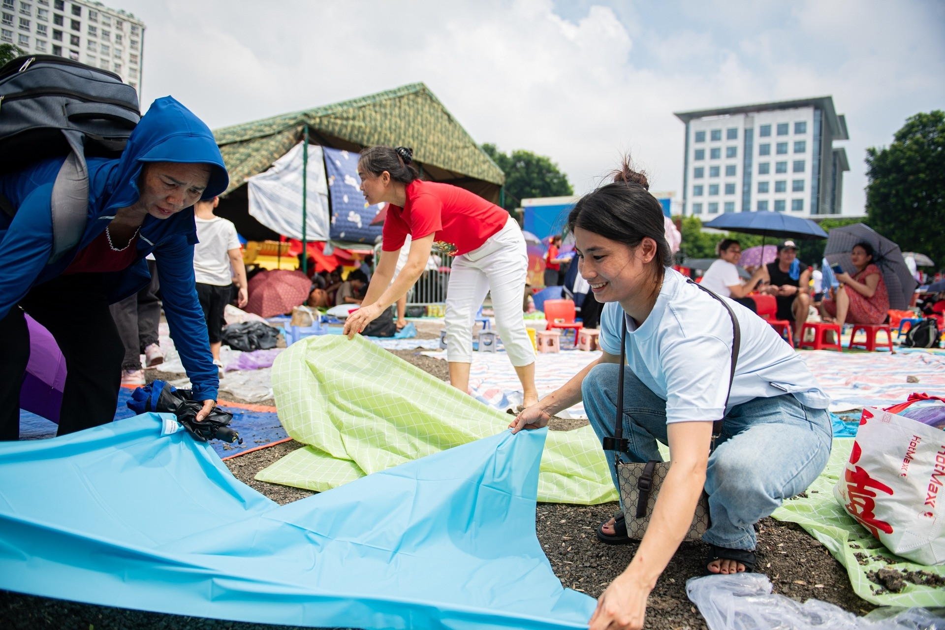 Xách cả túi đồ ăn, trải bạt giữ chỗ trước 1 ngày chờ xem tổng duyệt diễu binh