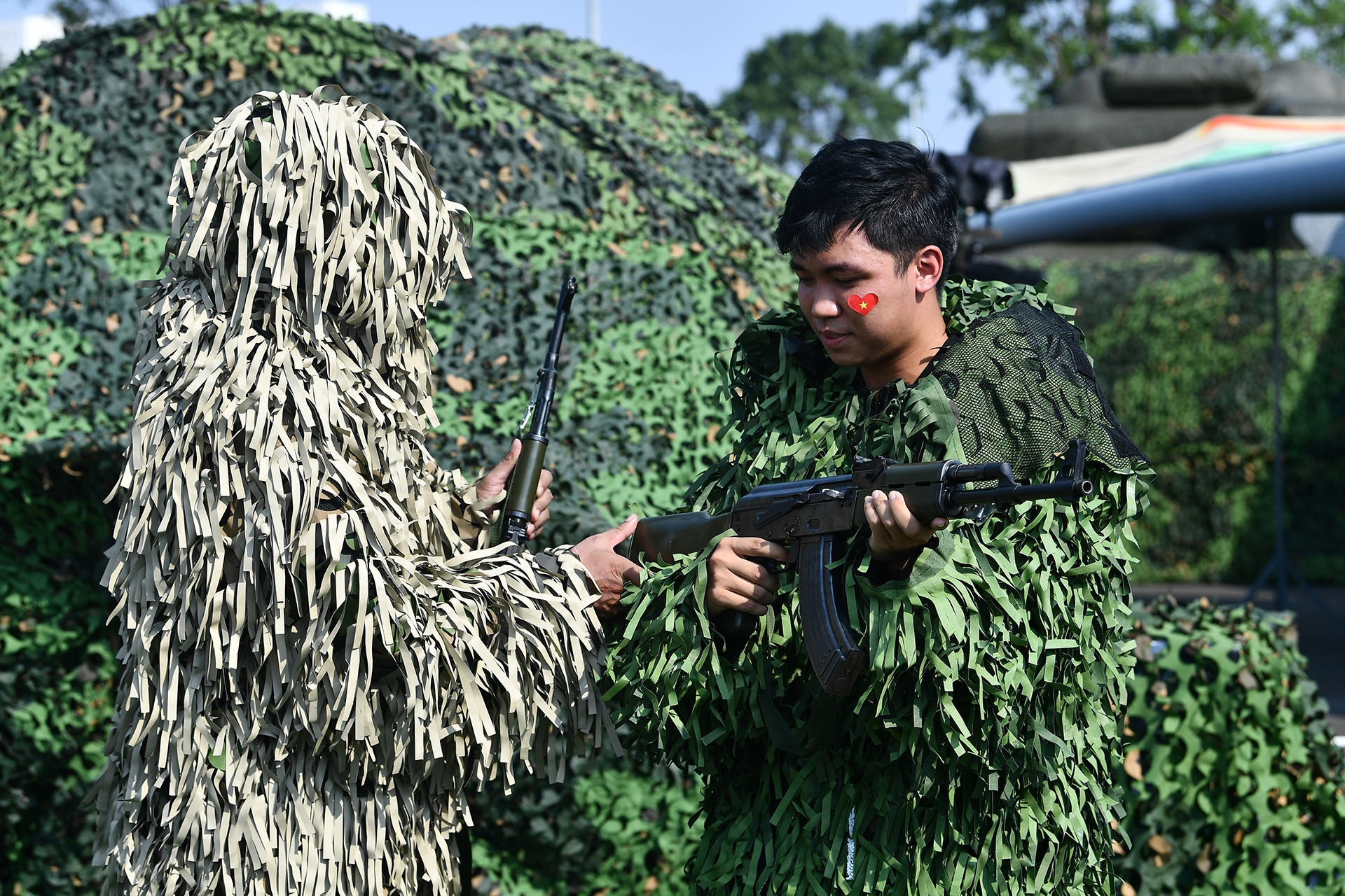 Xếp hàng chờ trải nghiệm ngụy trang đặc công, lái xe đường Trường Sơn
