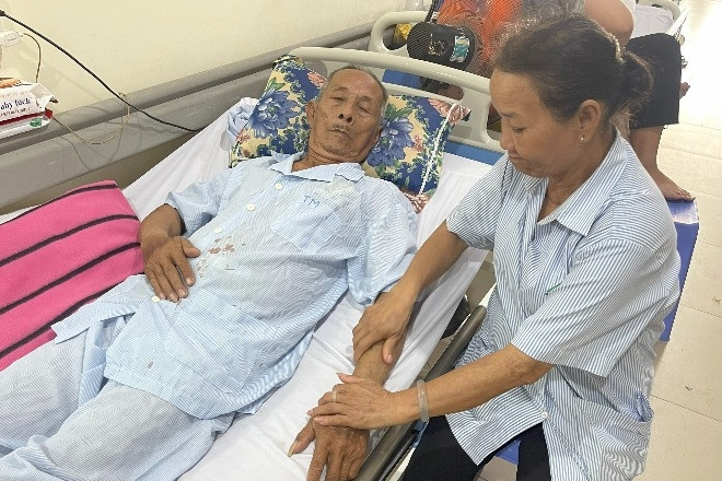 Xót xa cảnh cụ bà ăn mì gói từng bữa để dành tiền cứu chồng bị bệnh tim