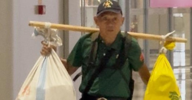 Xúc động cha già gánh gần 80kg đặc sản, vượt hơn 600km đến thăm con cháu