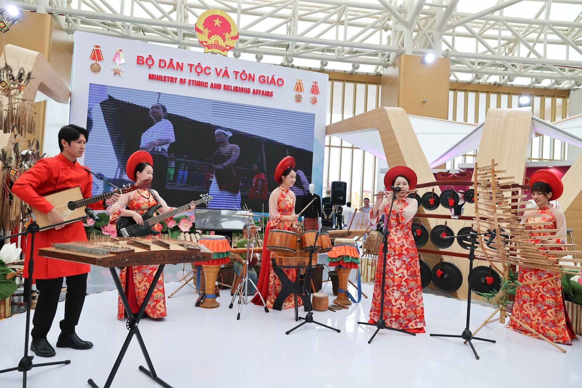 Yêu đất nước mình hơn khi thăm không gian trưng bày của Bộ Dân tộc và Tôn giáo