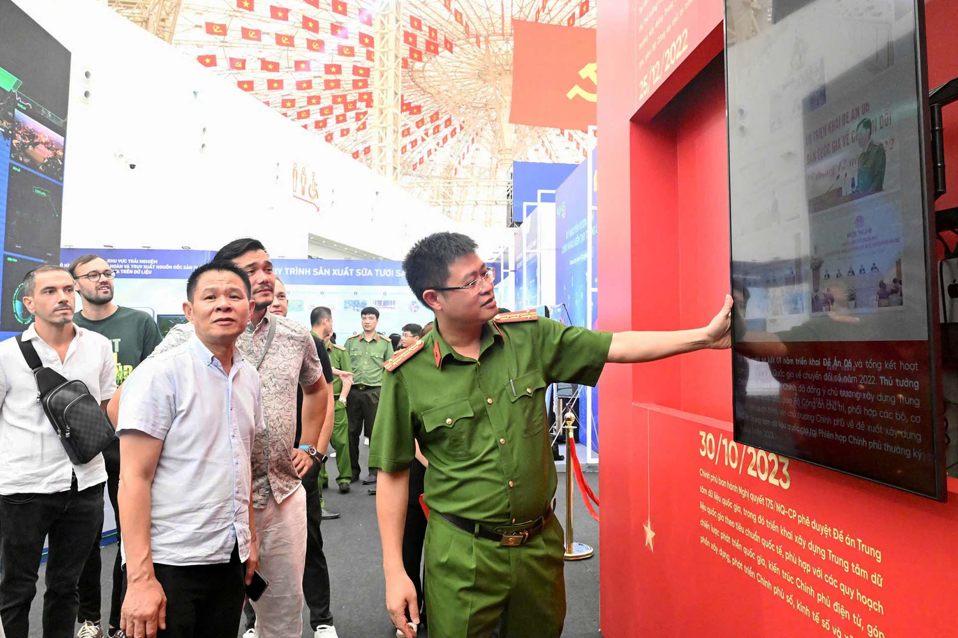 Bộ Công an hướng dẫn người dân trải nghiệm trái tim số của Trung tâm Dữ liệu quốc gia