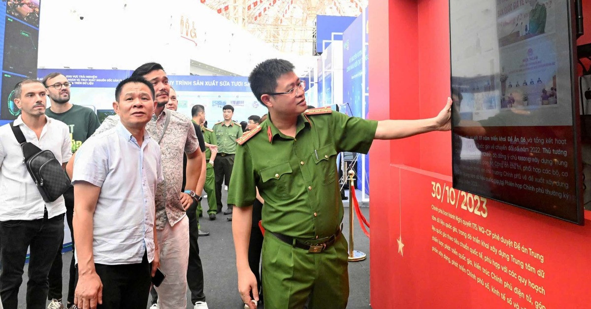 Bộ Công an hướng dẫn người dân trải nghiệm trái tim số của Trung tâm Dữ liệu quốc gia