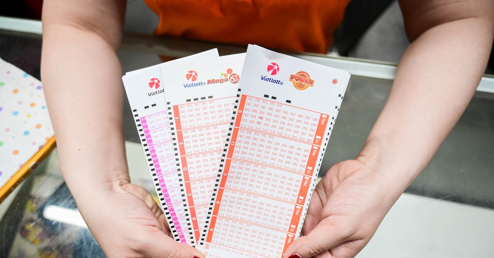 Vietlott công bố vé số trúng độc đắc Lotto 5/35...