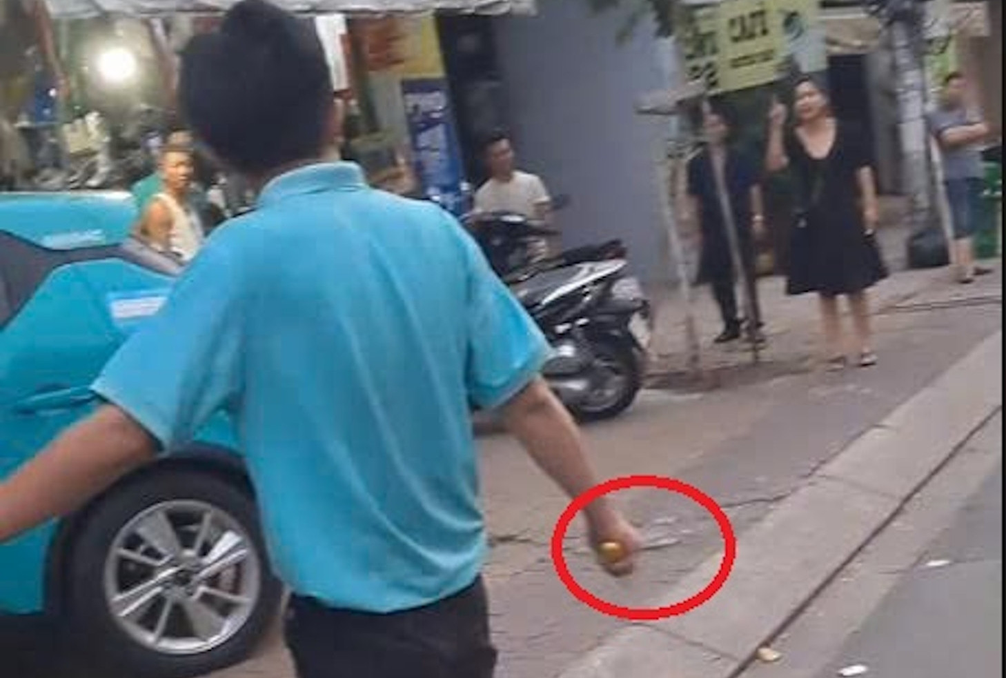 Bản tin sáng 3/8: Nguyên nhân taxi tông sập tường nhà dân, tài xế cầm dao