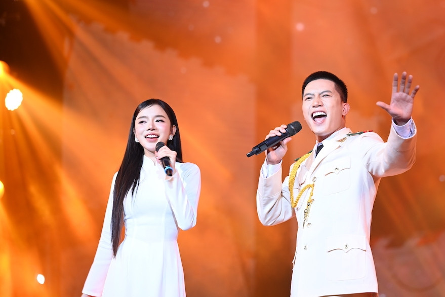 Ca sĩ Anh Tú mặc lễ phục của công an hát song ca ăn ý với bạn gái LyLy