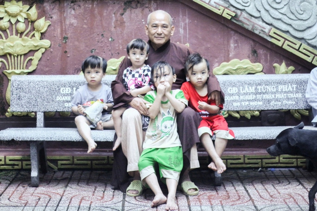 Bên trong ngôi chùa là mái ấm của hơn 100 trẻ em bị bỏ rơi ở Lâm Đồng