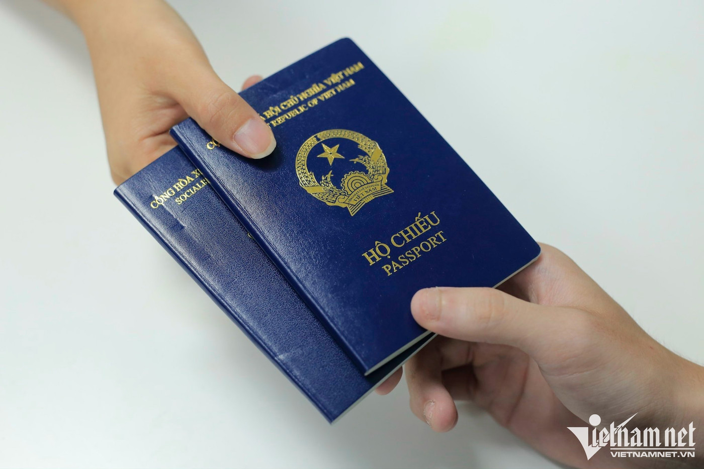 Bị hoãn xuất cảnh vì bỗng dưng là người đại diện pháp luật cho một công ty