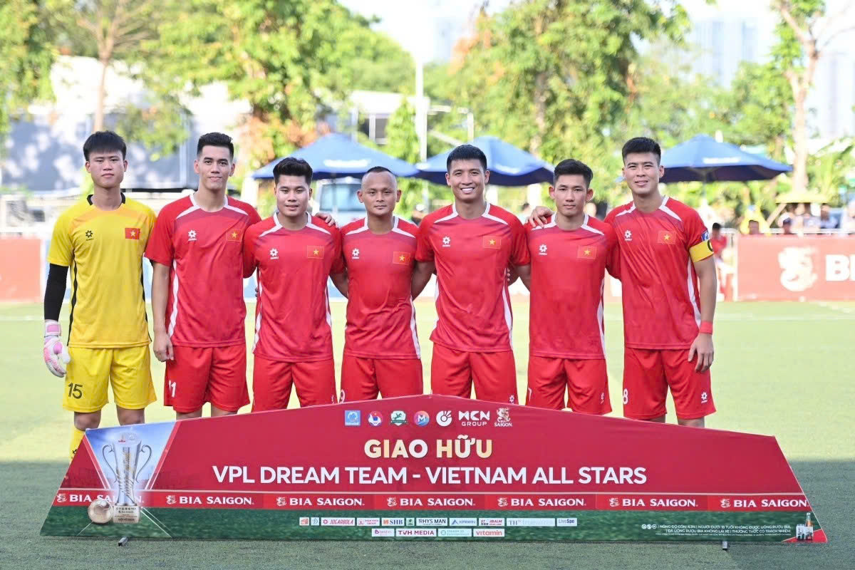 7 កីឡាករ football.jpg