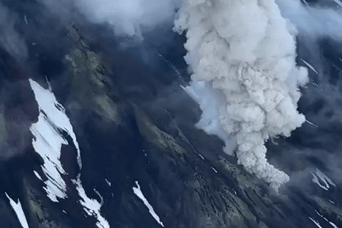 Cận cảnh núi lửa từng ngủ yên hơn 500 năm phun trào dữ dội sau động đất ở Nga