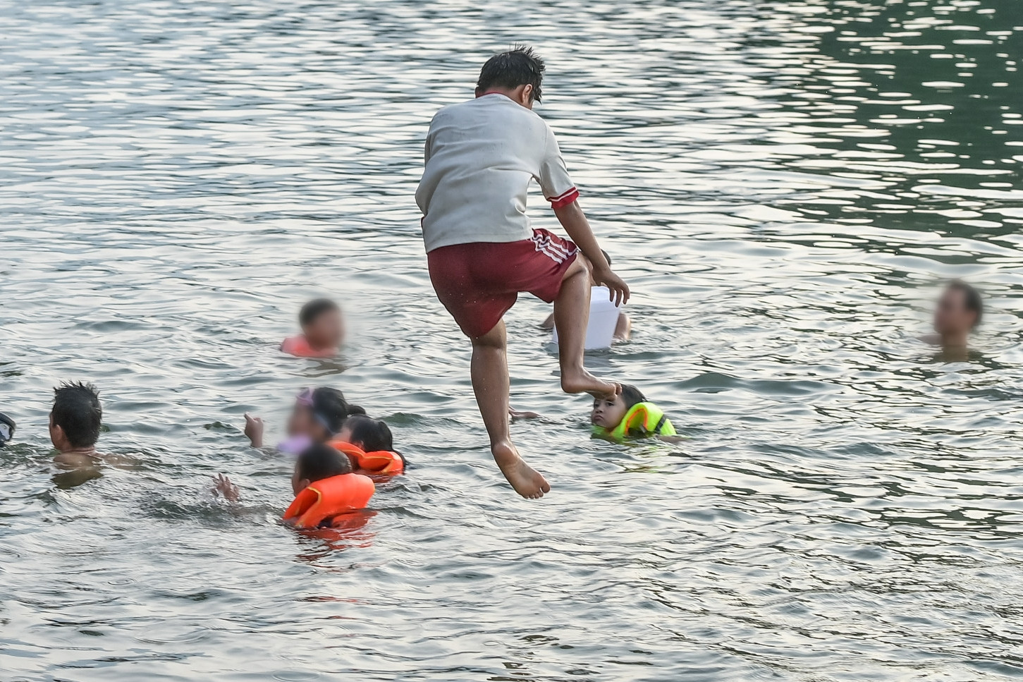 Cảnh tượng khó tin tại hồ nước từng có người chết đuối ở Ninh Bình