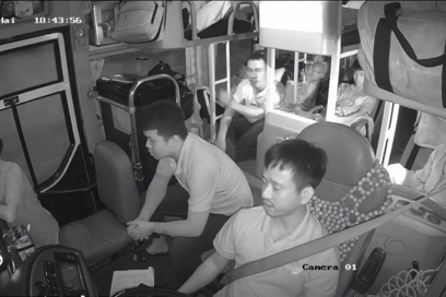 Đang lái xe, tài xế bất ngờ bị hành khách tát vào mặt