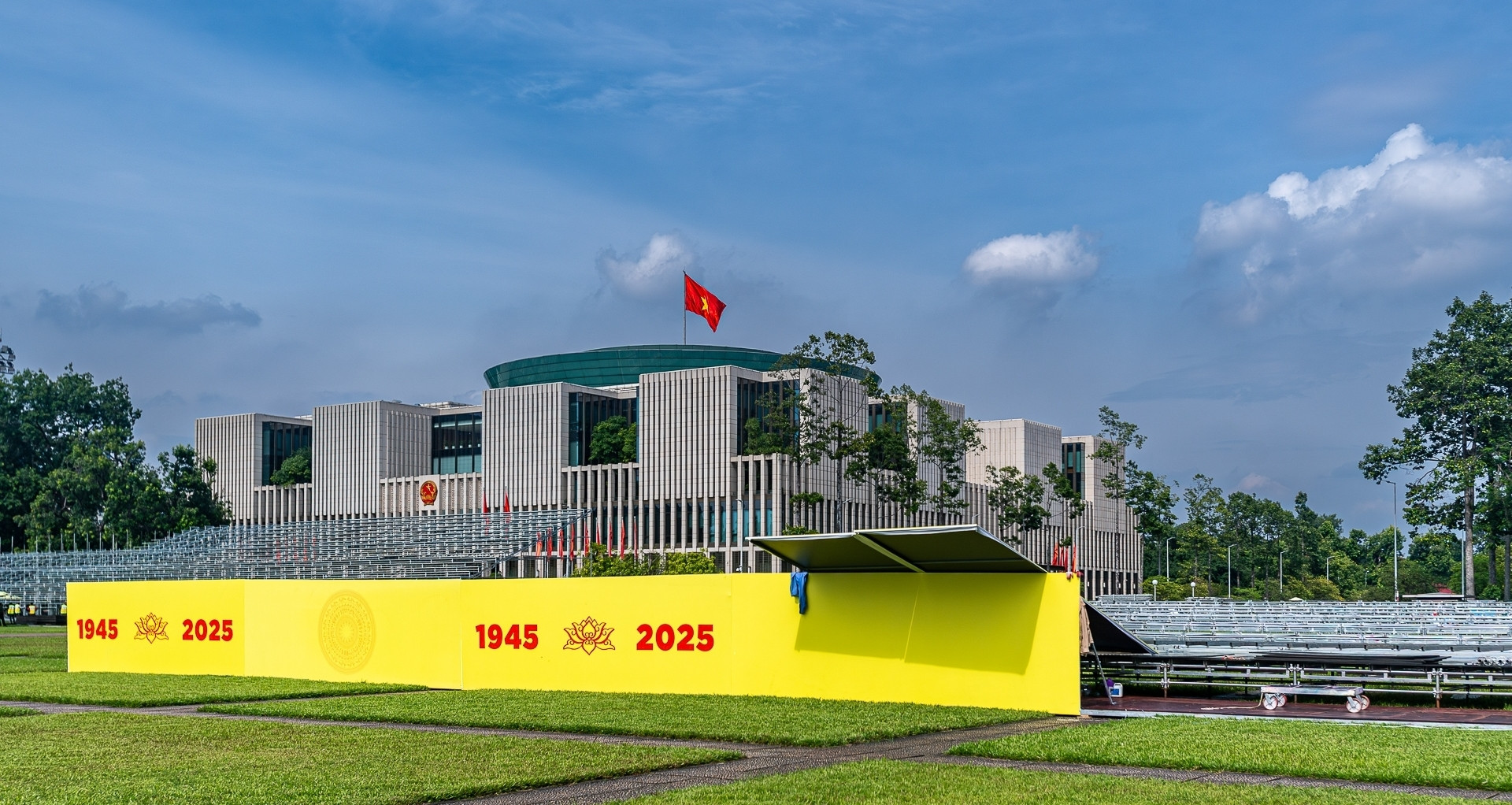 Giao thông khác lạ khi đường phố ở Hà Nội được dỡ hàng loạt dải phân cách cứng