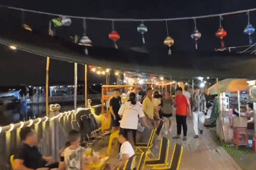 Hành lang kè sông bị 'hô biến' thành phố ẩm thực, dân bức xúc, chủ tịch phường nói câu quen thuộc