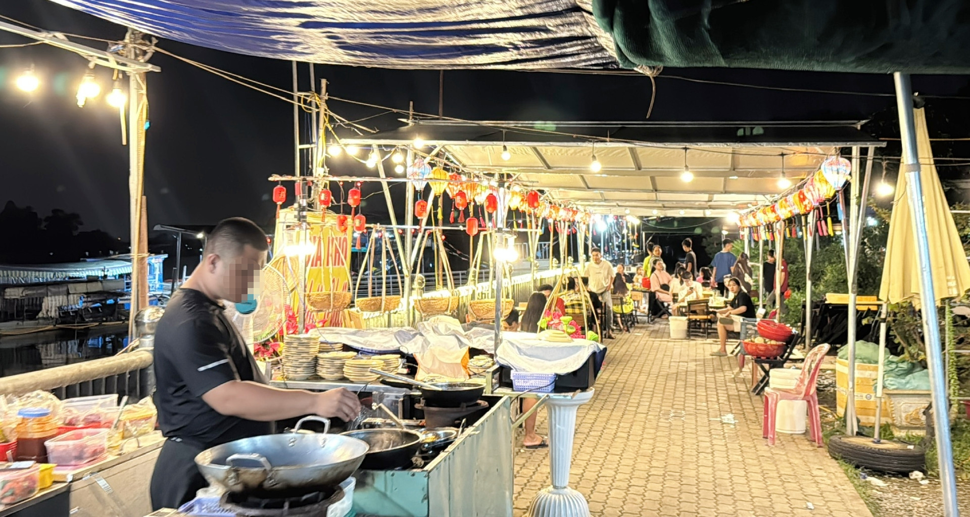 Hành lang kè sông bị "hô biến" thành phố ẩm thự...