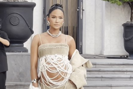 H'Hen Niê khoe bụng bầu trên sàn catwalk, được ông xã chăm sóc 'tận răng'
