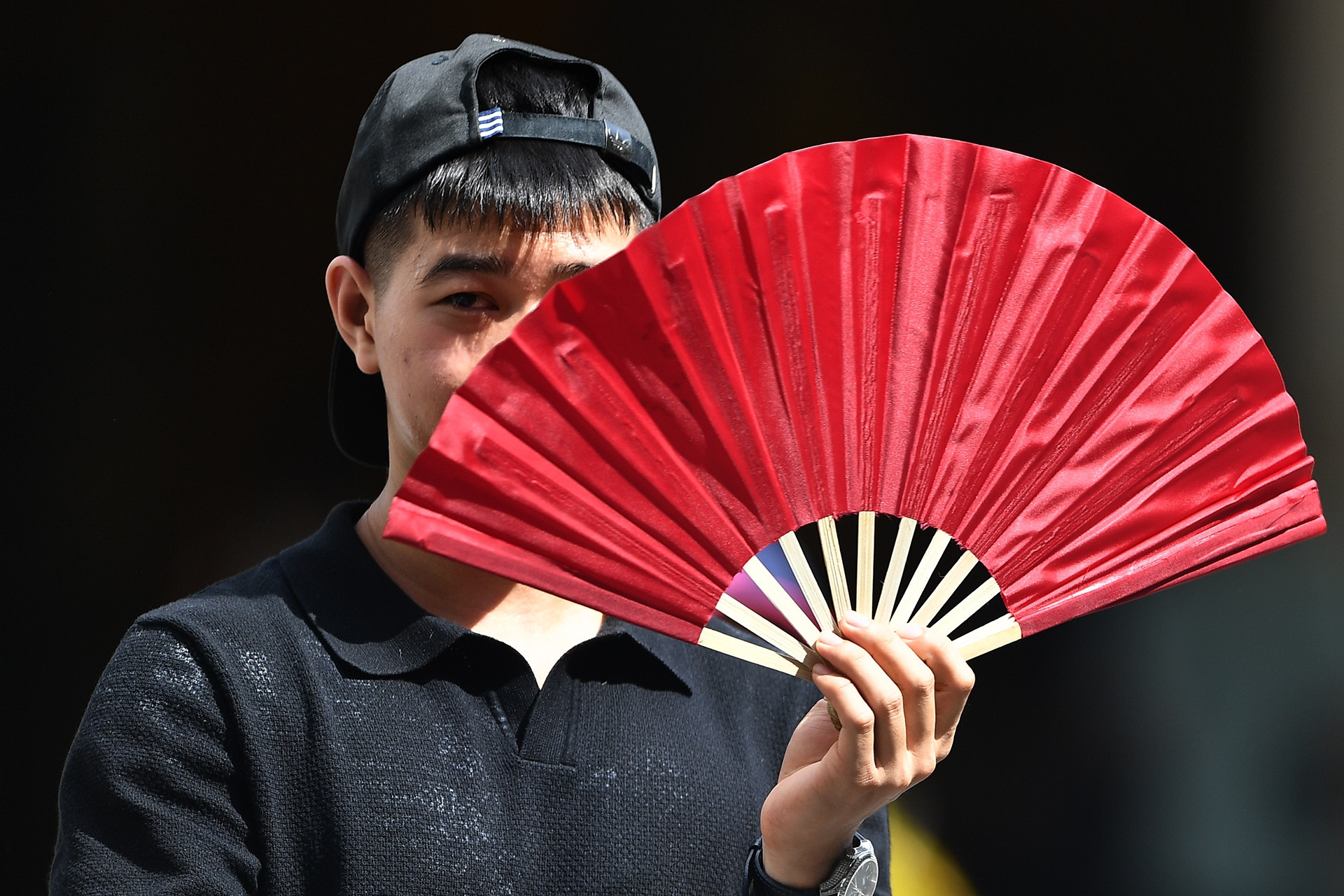 Ná thở vì nắng nóng 40 độ trên phố đi bộ Hà Nội