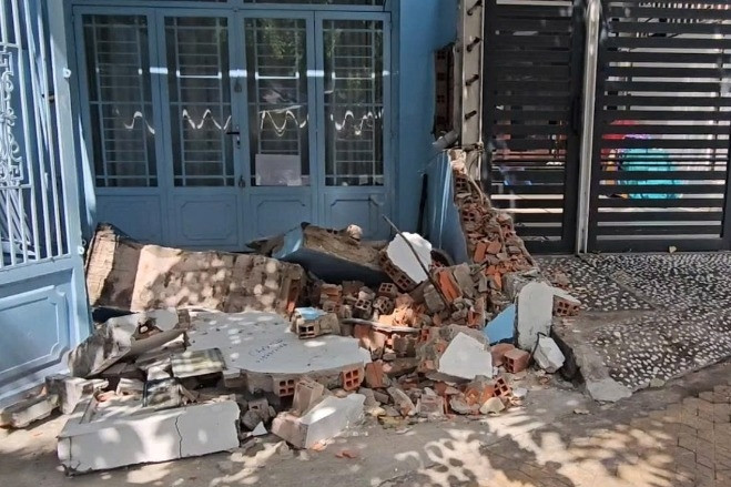 Nguyên nhân taxi tông sập tường nhà dân, tài xế cầm dao đi quanh hiện trường