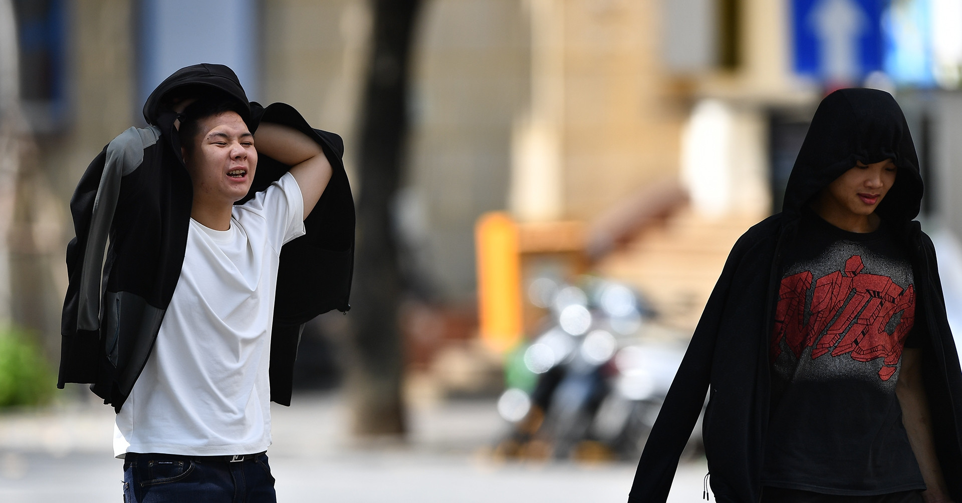 Nhăn nhó vì nắng nóng 40 độ trên phố đi bộ Hà Nội