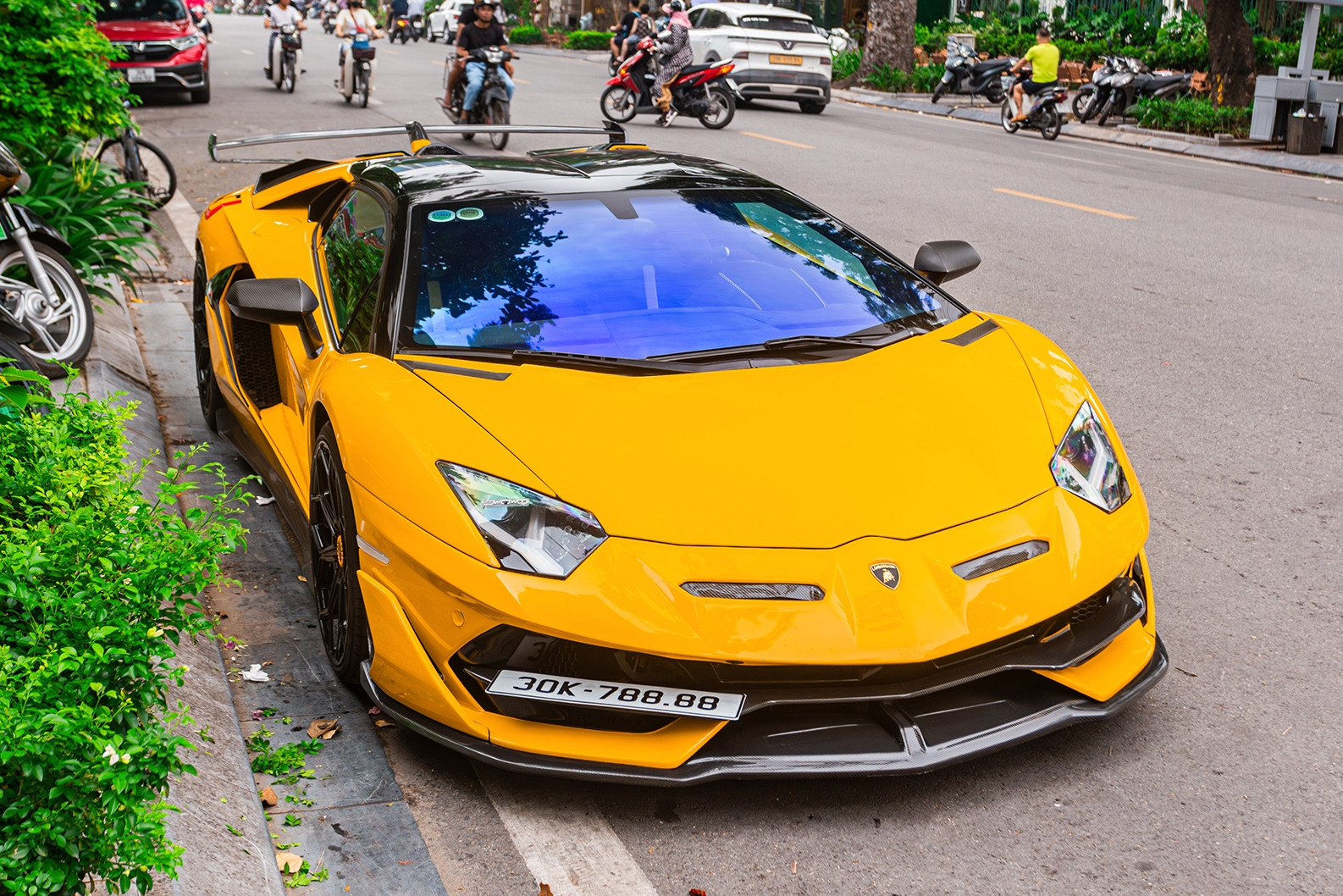 Siêu xe Lamborghini Aventador giá 20 tỷ gắn biển số tứ quý 8 giá gần 1 tỷ