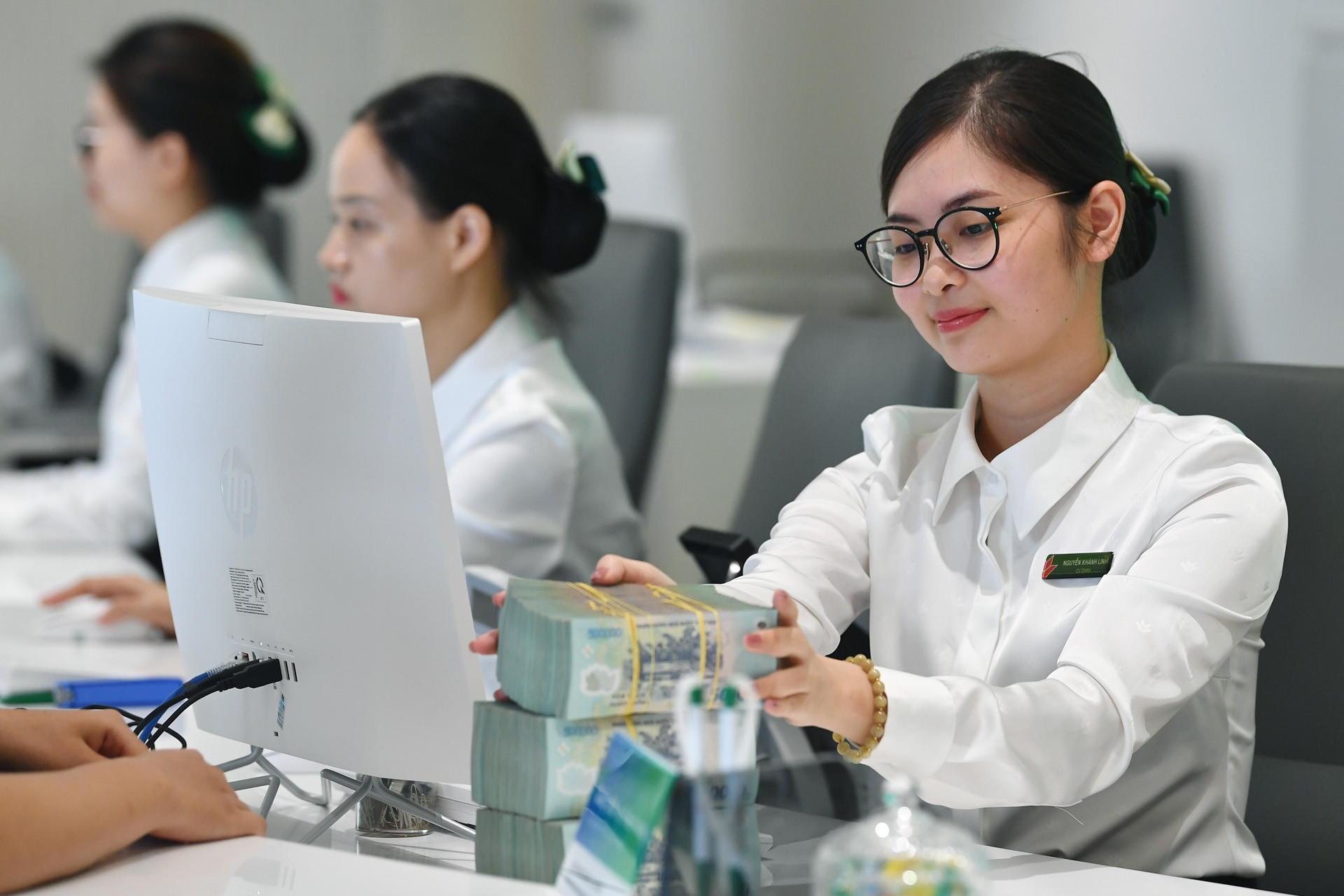 Bất ngờ loạt ngân hàng có thu nhập nhân viên bình quân trên 40 triệu đồng/tháng