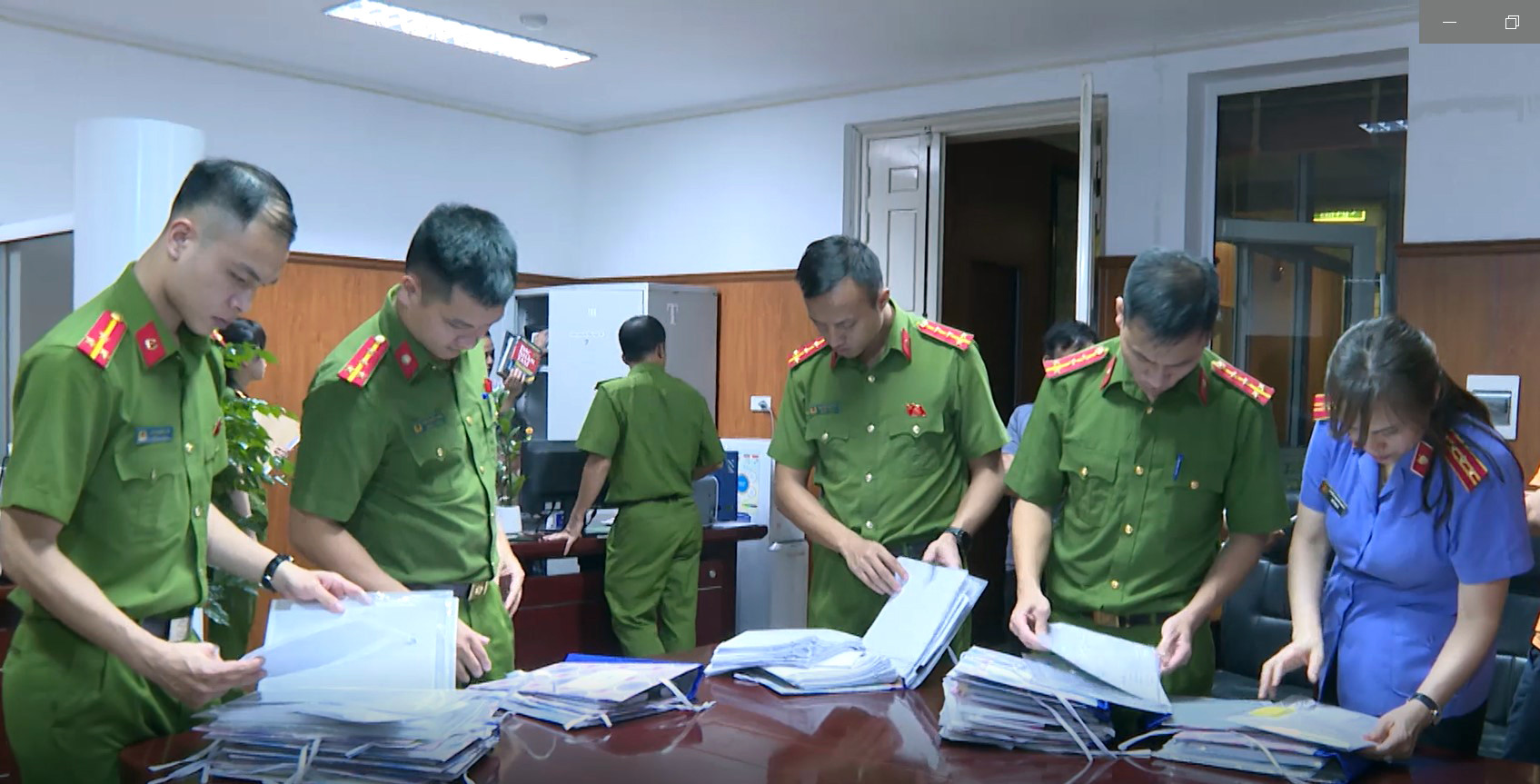 b4Khám xét, bắt khẩn cấp .jpg