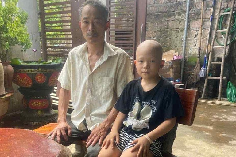 Bố ung thư giai đoạn cuối vẫn xin xuất viện, nhường cơ hội sống cho con gái nhỏ