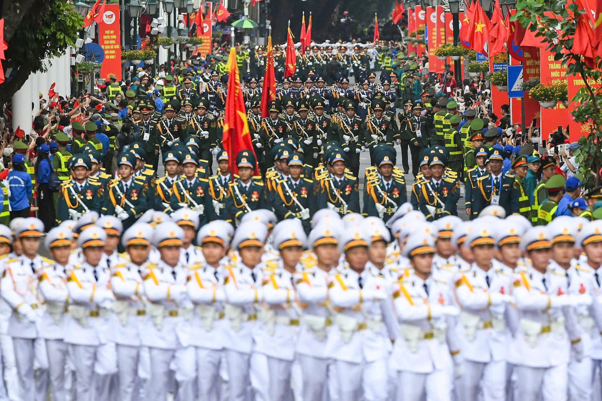 Các khối diễu binh trùng trùng, lớp lớp trên phố phường Hà Nội