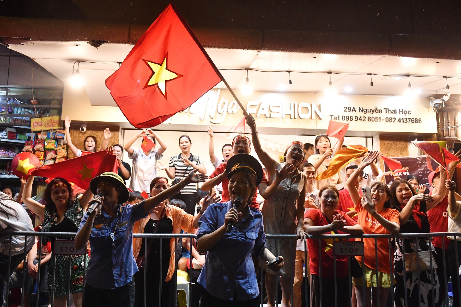 Cảnh hiếm có ở Thủ đô: Người dân mở tiệc, hát vang cả đêm chờ tổng duyệt diễu binh